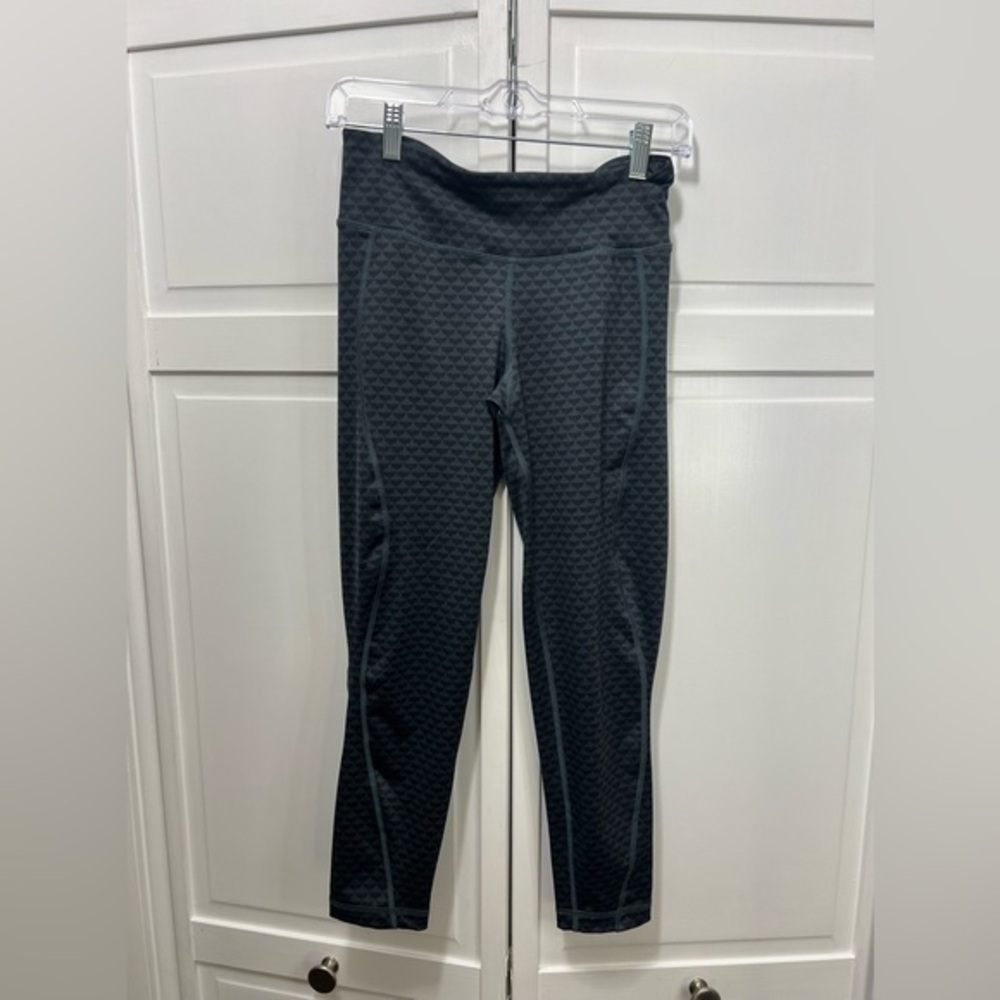 Vineyard Vines Performance Leggings. Gray whale Print. Size Small